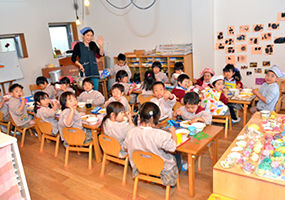 給食を食べている子ども達