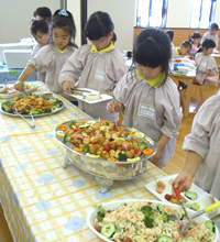 バイキング給食の写真